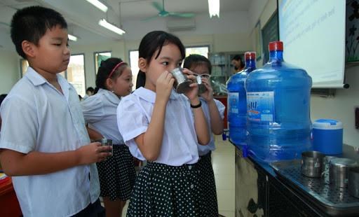 Nước uống tinh khiết dành cho học sinh - Cần kỹ lưỡng khi chọn nhà cung cấp
